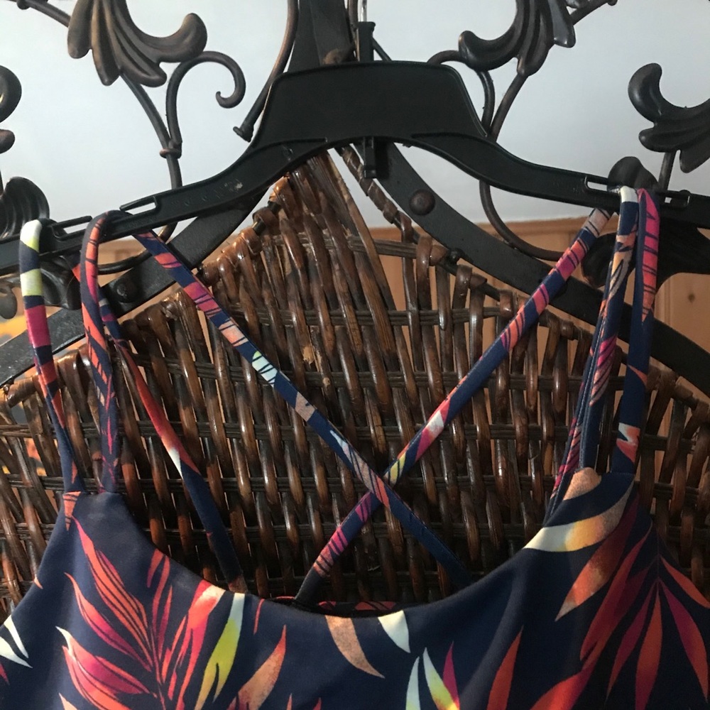 Gap tropical sports bra and shorts set - Picture 10 of 13